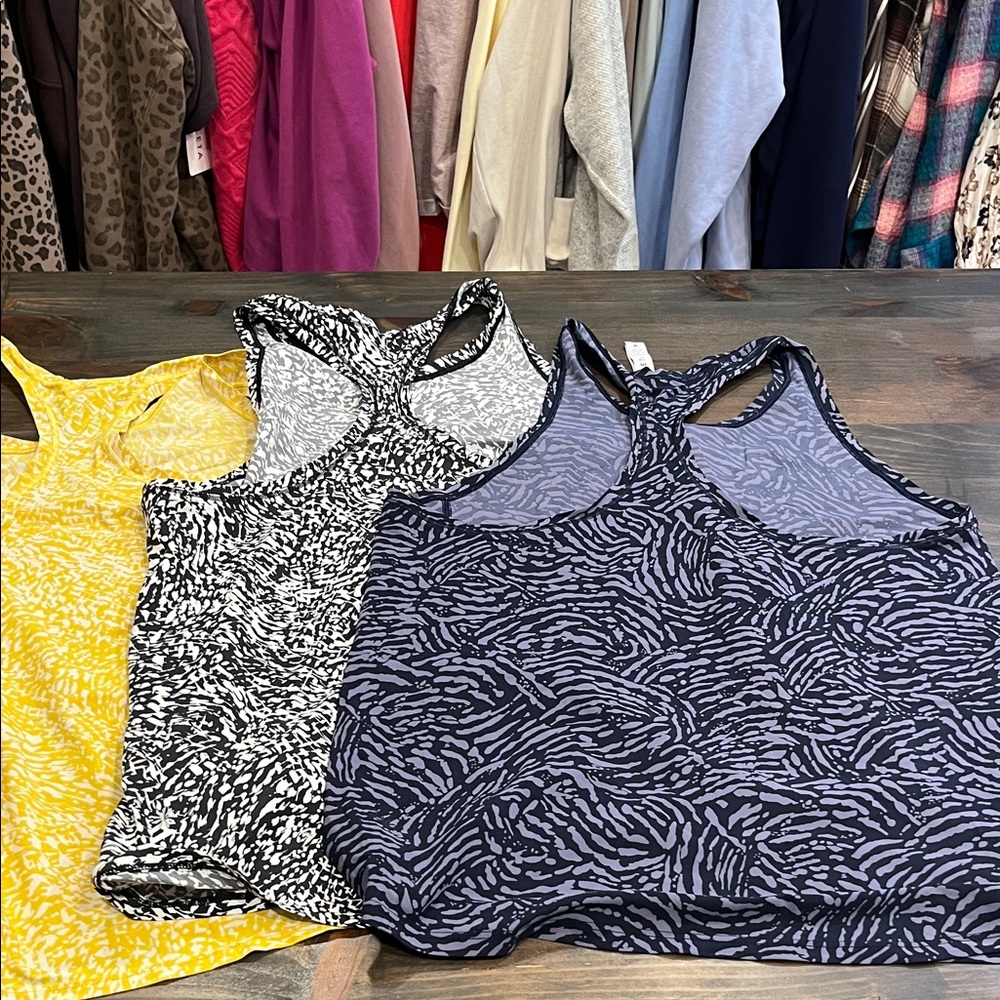 Athleta Women's ultimate train printed racerback Tanks Yellow, Black, and Blue - Picture 8 of 8